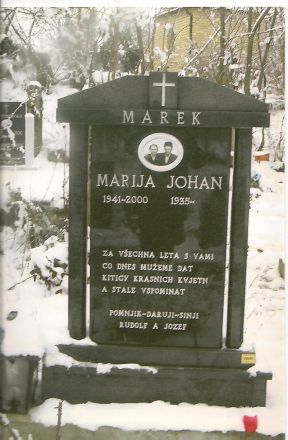 Stavfel på de tjeckiska gravarna är inte ovanliga. Sympatiskt och på något sätt gripande. Texten lyder: "För alla år med er/ Vad kan vi ge i dag/ Buketter med vackra blommor/ Och alltid minnas" Stavfel på de tjeckiska gravarna är inte ovanliga. Sympatiskt och på något sätt gripande. Texten lyder: "För alla år med er/ Vad kan vi ge i dag/ Buketter med vackra blommor/ Och alltid minnas"